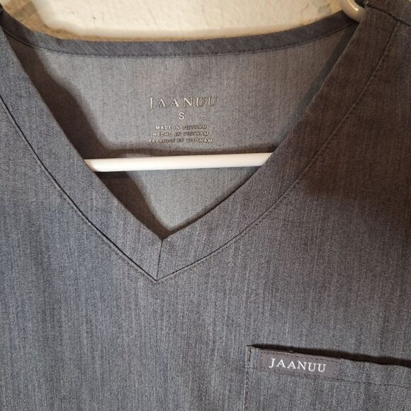 Jaanuu Rhena Essentials 1 Pocket Scrub Top - Picture 3 of 4